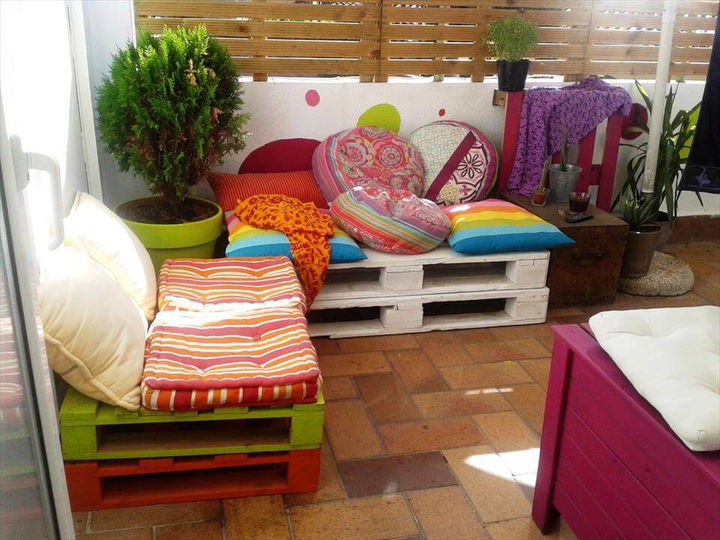 How to Build a DIY Pallet Outdoor Lounge Daybed