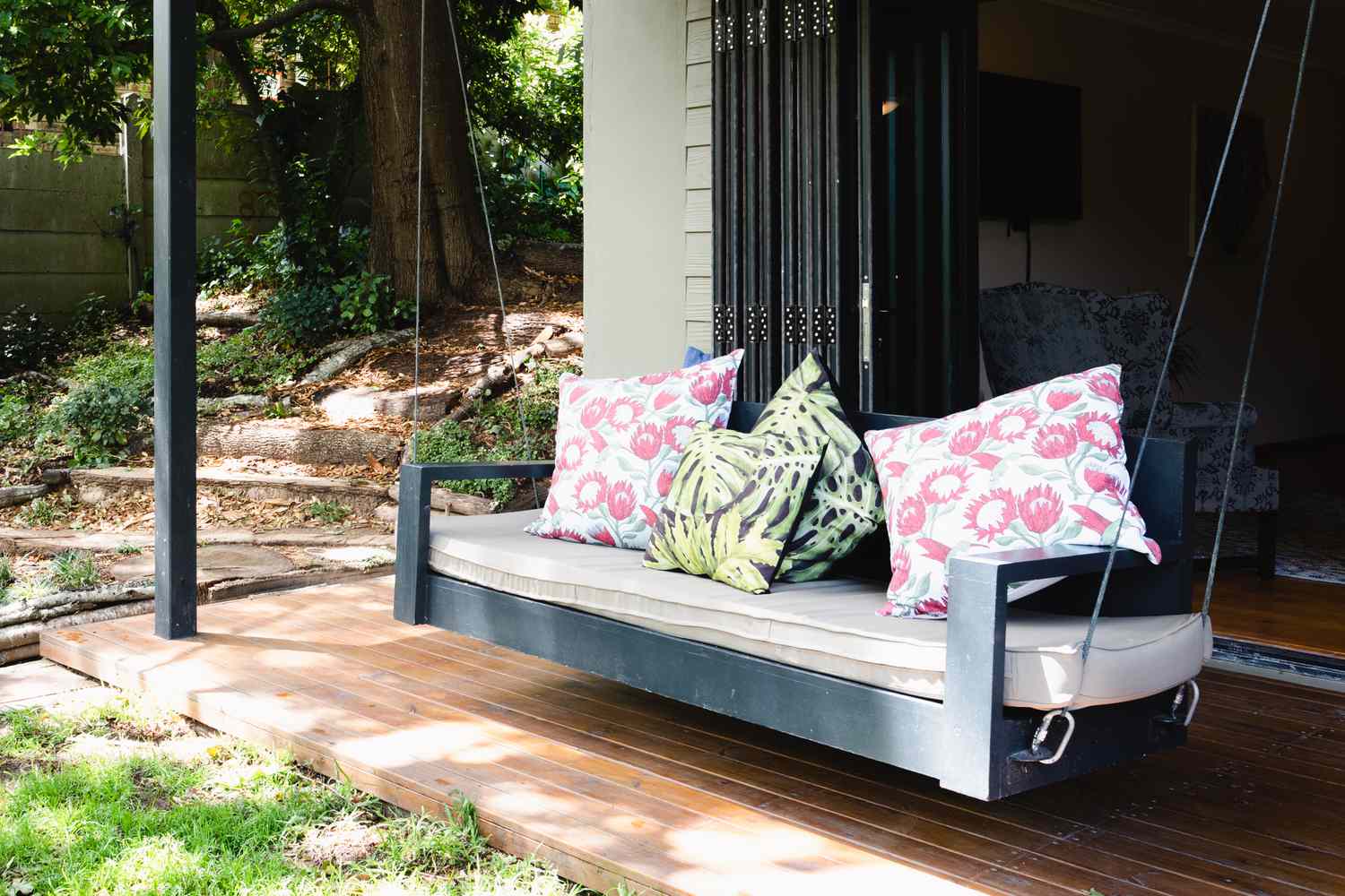 How to Create a Backyard Reading Nook