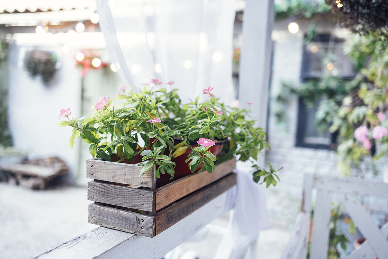 Budget Spring Porch Decorating Ideas